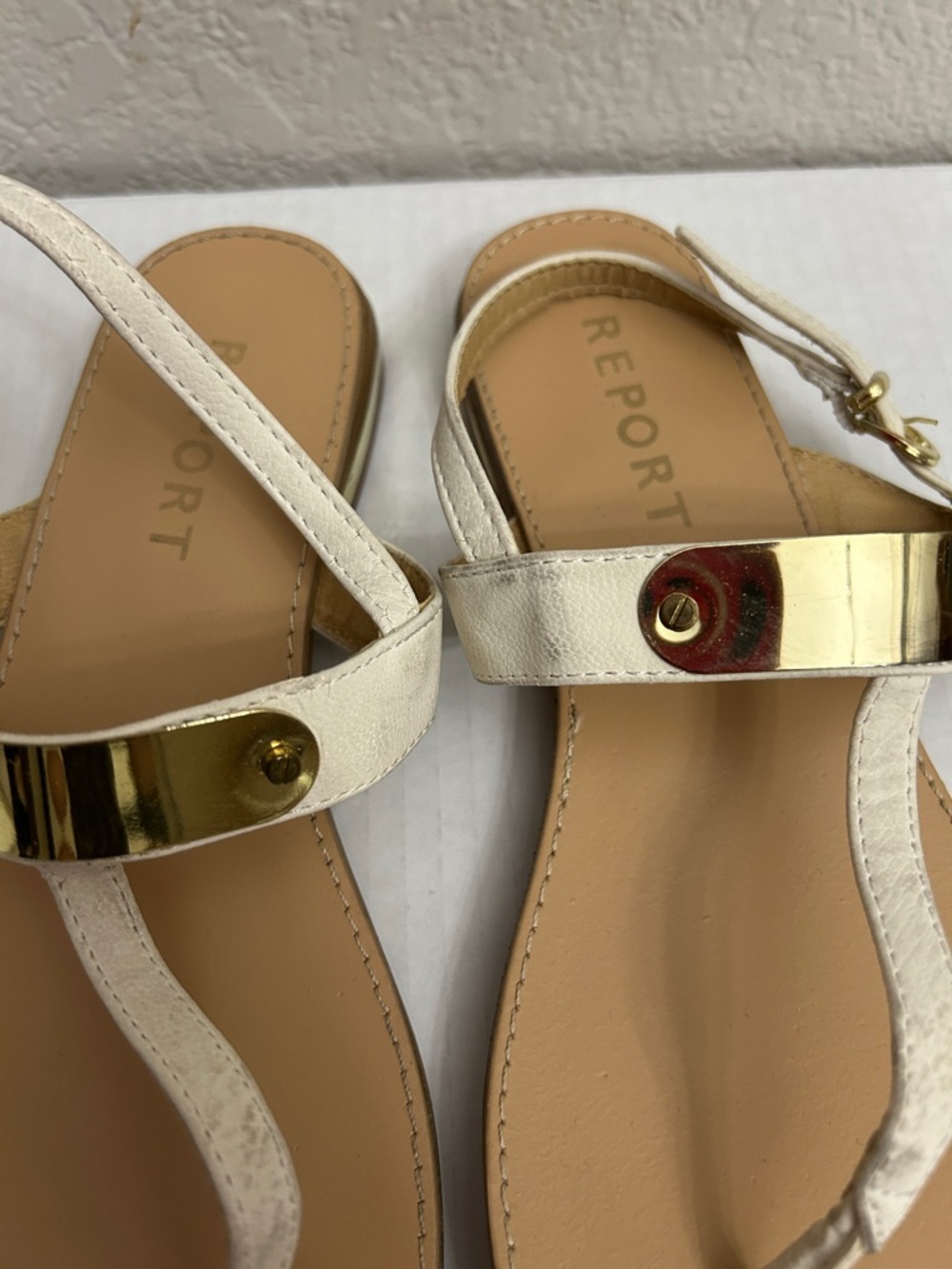 REPORT Mari White and Gold Metallic Plate T-Strap Thong Sandals 8.5 - Picture 3 of 4